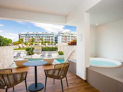 Elegance Club Majestic Jr. Suite (Swim up) 18+