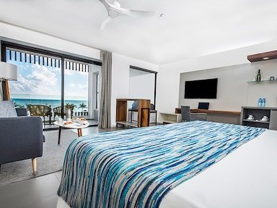 Jr. Suite Ocean Front (Outdoor Jacuzzi) - Family Section