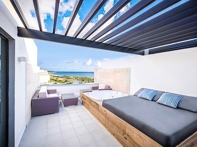 Sky View Suite (Rooftop with Outdoor Jacuzzi) - Family Section