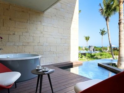 Ambassador Suite Swim Up Beachside