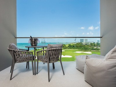 Deluxe Golf and Ocean View Queen
