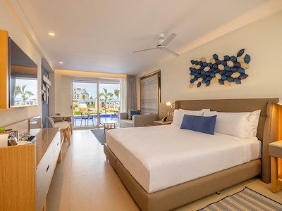 Luxury Junior Suite Swim Out Diamond Club