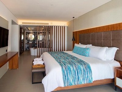 Elegance Club One Bedroom Suite (Outdoor Jacuzzi 18+)