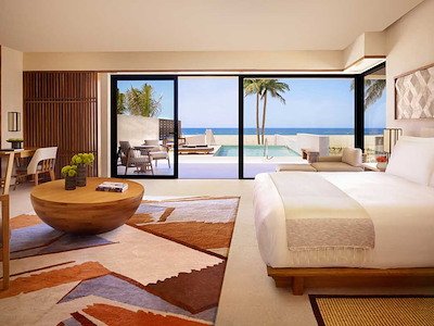 Junior Suite Swim Up Ocean Front King