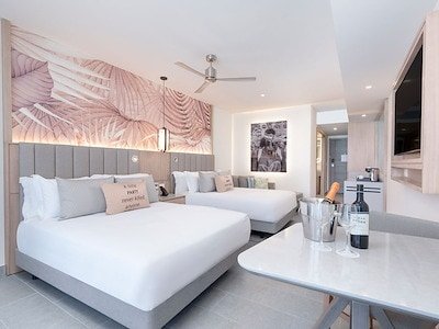 Luxury Beach Front Room 2 Queens Diamond Club