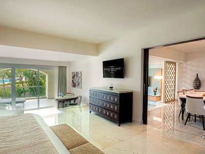 Grand Governor Suite