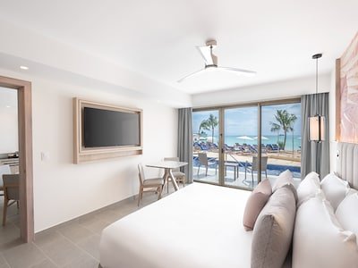 Luxury Junior Suite Beach Front Swim Out King Diamond Club