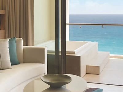 Turquoize Oceanfront Master King